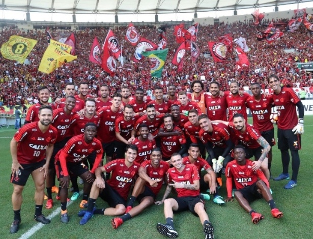 Os jogadores do Flamengo posam com a torcida de fundo no treino aberto do Maracanã - Gilvan de Souza/ Flamengo