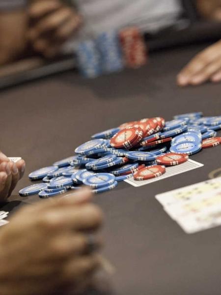 No poker, o contato com fichas e baralho é constante, o material passa de mão em mão - Ze Carlos Barretta/Folhapress