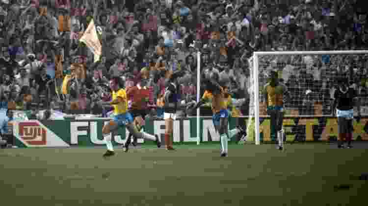 Zico e Júnior festejam gol do Brasil na Copa de 1982 - S&G/PA Images via Getty Images
