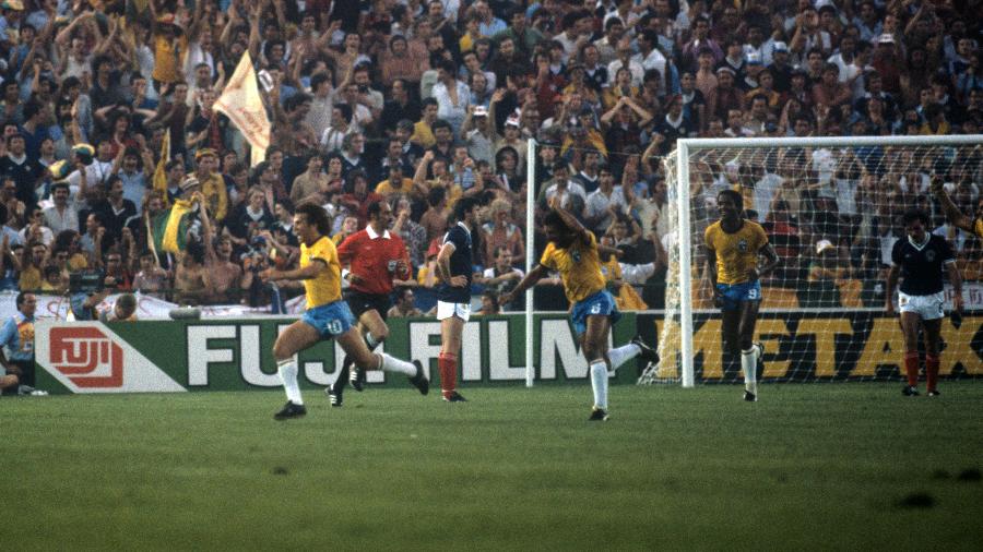Zico e Júnior festejam gol do Brasil contra a Escócia na Copa de 1982 - S&G/PA Images via Getty Images