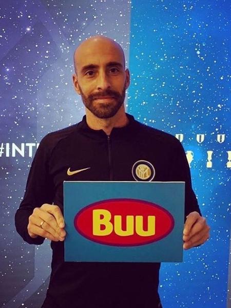 Borja Valero exibe placa da campanha Buu, promovida pela Inter contra o racismo - @borjavalero20/Twitter - @borjavalero20/Twitter