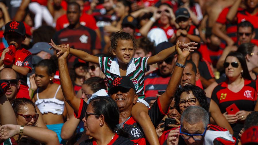 Pequena torcedora do Fluminense no meio da torcida do Flamengo - Alexandre Cassiano/O Globo