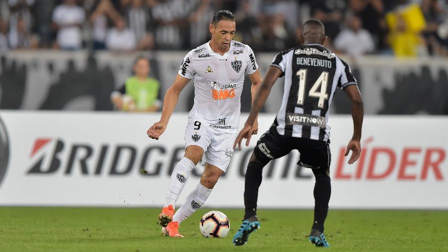 Ricardo Oliveira disputa lance com Marcelo Benevenuto durante partida pela Sul-Americana - Thiago Ribeiro/AGIF