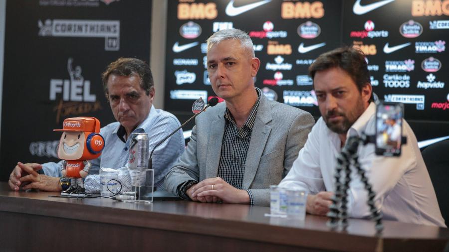 Tiago Nunes ao lado de Jorge Kalil e Duílio Monteiro Alves em entrevista no Corinthians no início deste ano - Marcello Zambrana/Agif