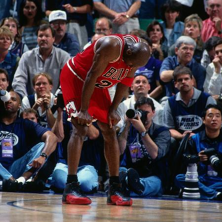Michael Jordan durante o quinto jogo da final da NBA de 1997 contra o Utah Jazz, o famoso "jogo da gripe"
