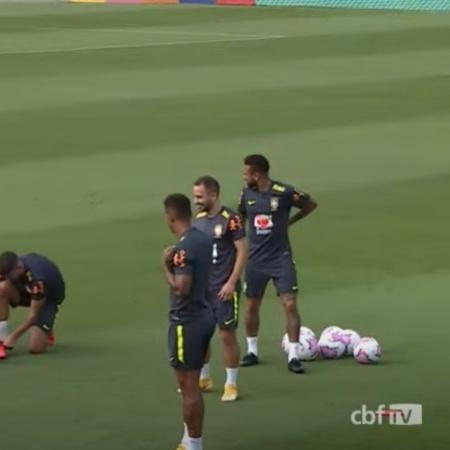 Neymar sentiu dores nas costas em treino da seleção ontem (7) - Reprodução/CBF TV
