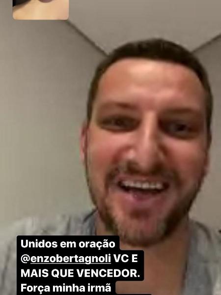 Elano raspa o cabelo em homenagem ao filho de ex-goleiro do Santos - Instagram