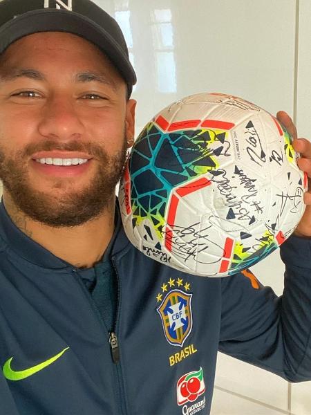 Neymar compartilhou foto com a bola do hat-trick contra o Peru - Reprodução / Instagram