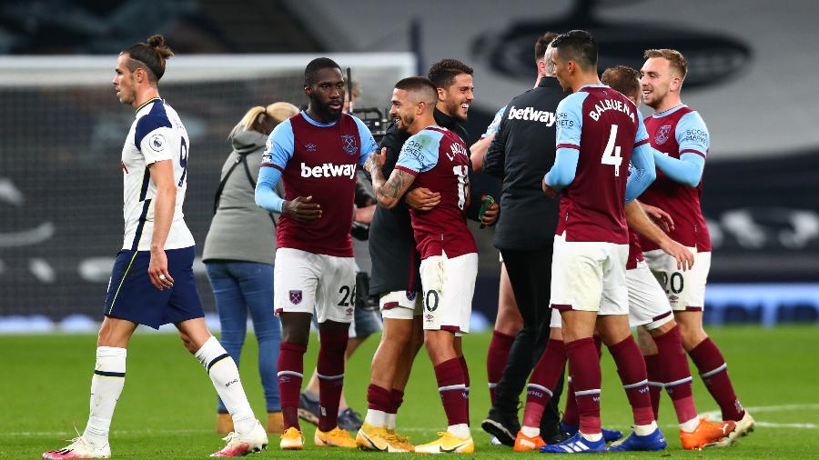 Gareth Bale lamenta resultado enquanto jogadores do West Ham comemoram - Clive Rose/Reuters