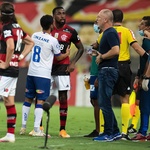 Gerson discute com Mano Menezes em Flamengo x Bahia, jogo do Brasileirão - undefined