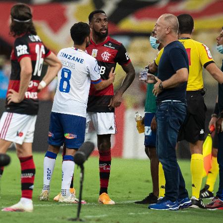 Gerson discute com Mano Menezes em Flamengo x Bahia, jogo do Brasileirão -  Jorge Rodrigues/AGIF