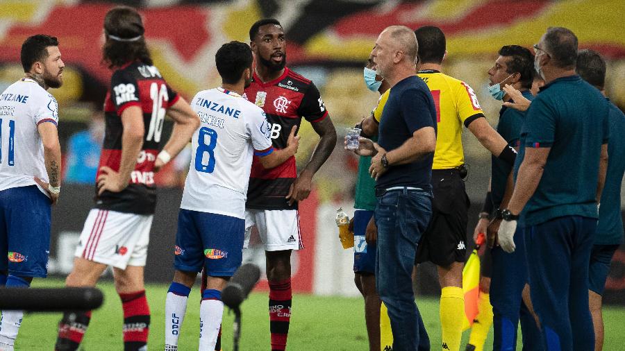 Gerson discute com Mano Menezes em Flamengo x Bahia, jogo do Brasileirão -  Jorge Rodrigues/AGIF