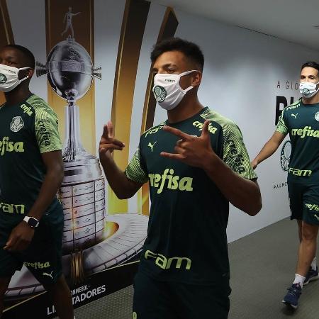 Gabriel Menino (c) e companheiros de Palmeiras andam pelos túneis de acesso ao gramado do Maracanã - Cesar Greco/SE Palmeiras