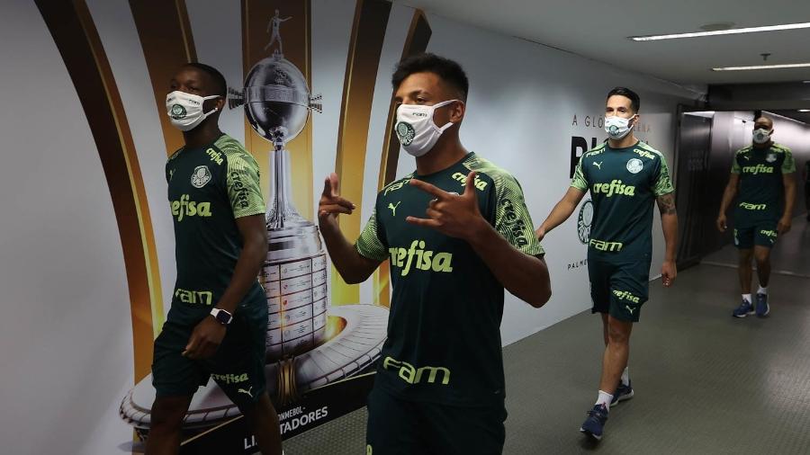 Gabriel Menino (c) e companheiros de Palmeiras andam pelos túneis de acesso ao gramado do Maracanã - Cesar Greco/SE Palmeiras