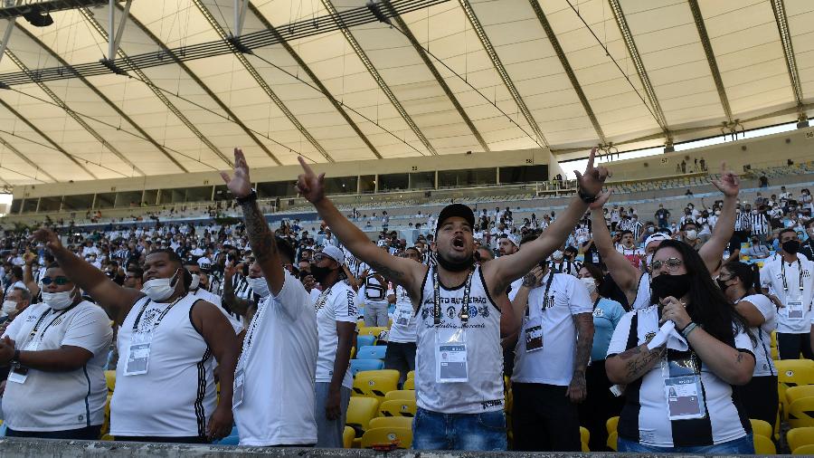 Sem máscara, santistas torcem pelo time na final da Libertadores 2020, no Maracanã - Mauro Pimentel/Getty Images