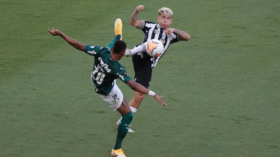 Soteldo, do Santos, e Danilo, do Palmeiras, durante final da Libertadores 2020 - Silvia Izquierdo/Getty Images