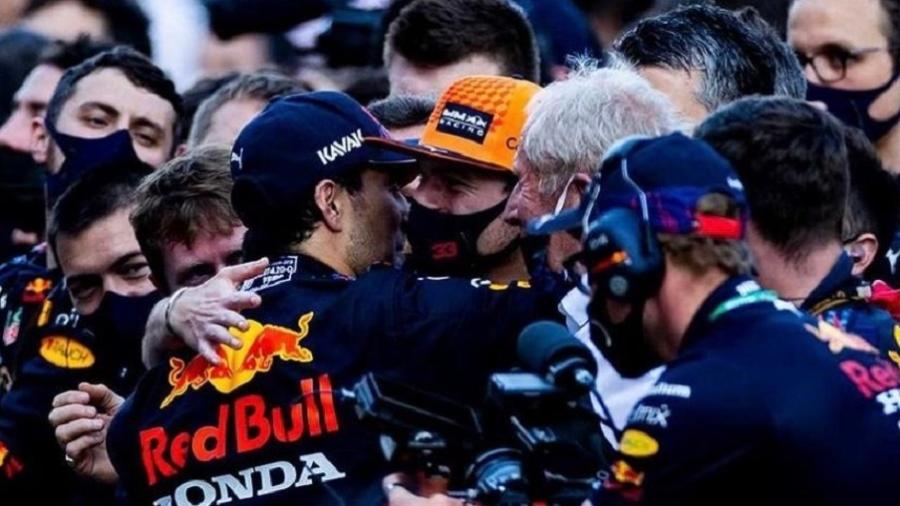 Verstappen abraça Pérez após a vitória do mexicano no GP do Azerbaijão, sexta etapa do Mundial de F-1 - Red Bull
