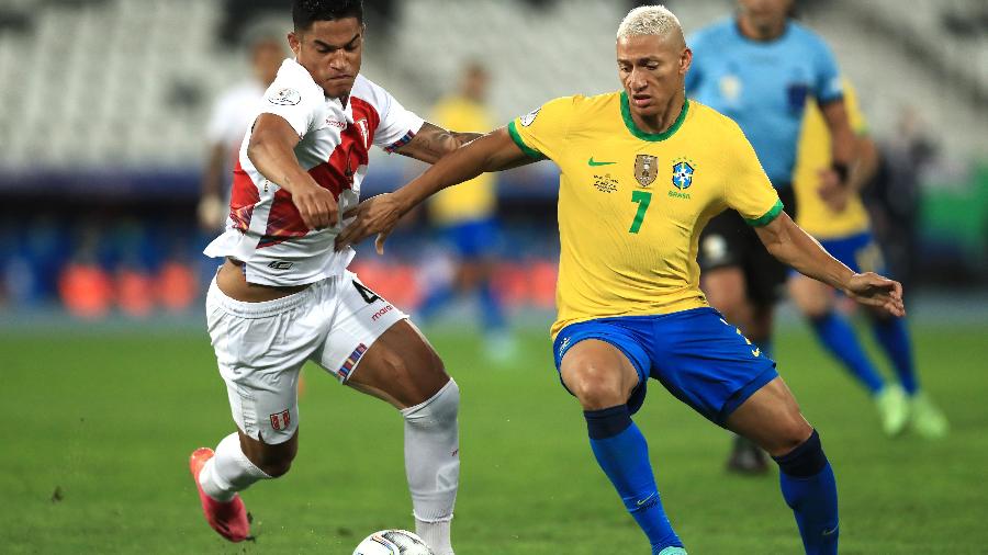 Richarlison tenta drible sobre jogador do peru em jogo do brasil - Buda Mendes/Getty Images