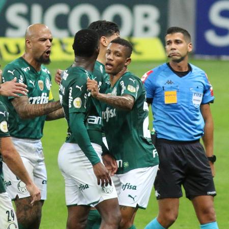 Bruno Arleu de Araújo expulsa Patrick de Paula em Atlético-MG x Palmeiras pelo Brasileirão - Fernando Moreno/AGIF