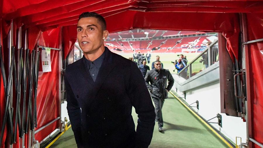 Cristiano Ronaldo em reconhecimento do gramado do Old Trafford antes de jogo entre Manchester United e Juventus em 2018 - Daniele Badolato - Juventus FC