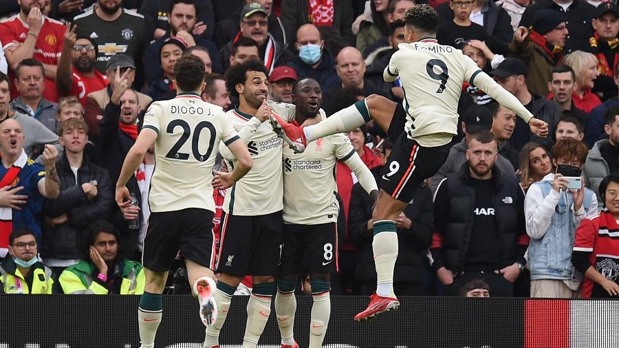 Jogadores do Liverpool comemoram gol de Keita sobre o Manchester United - OLI SCARFF / AFP