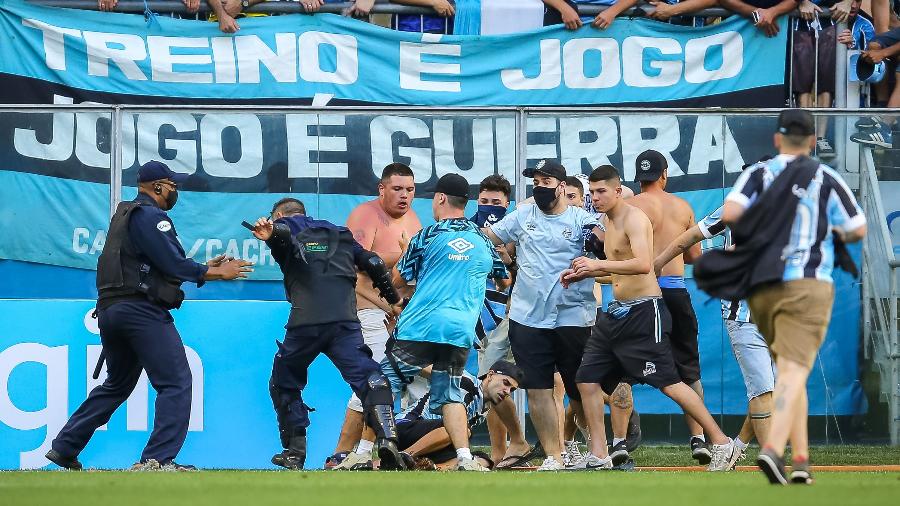 Torcedores do Grêmio brigam com seguranças da Arena - Pedro H. Tesch/AGIF
