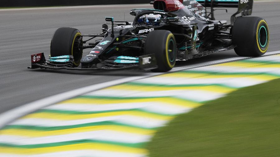 Lewis Hamilton em ação durante o Grande Prêmio do Brasil de Fórmula 1 - AFP