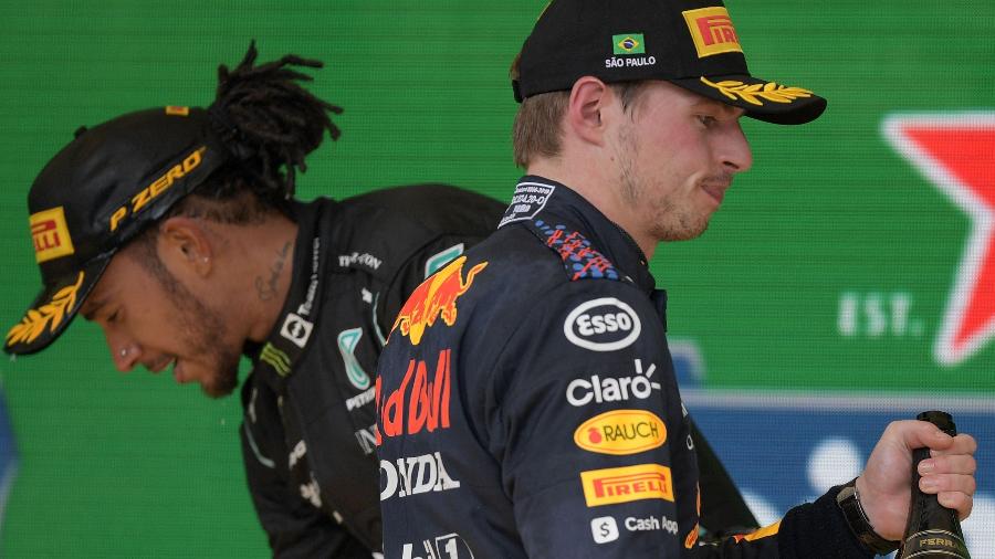 Lewis Hamilton e Max Verstappen estão separados por oito pontos com 52 ainda em jogo - REUTERS