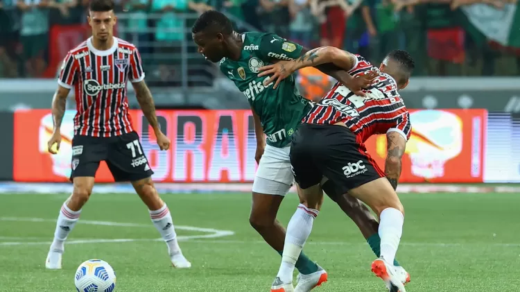 Patrick de Paula disputa lance com Luciano em clássico entre Palmeiras e São Paulo - Marcello Zambrana/AGIF - Marcello Zambrana/AGIF