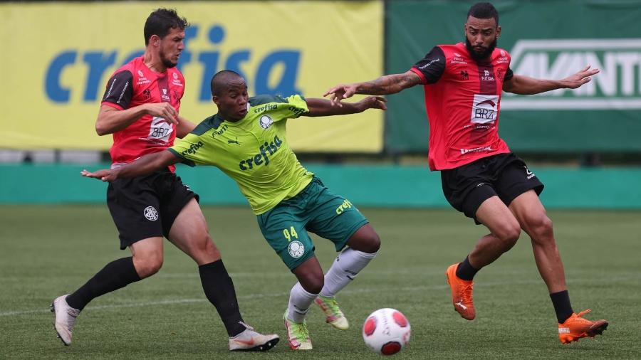 Endrick participa de jogo-treino com time profissional do Palmeiras - Cesar Greco/Palmeiras