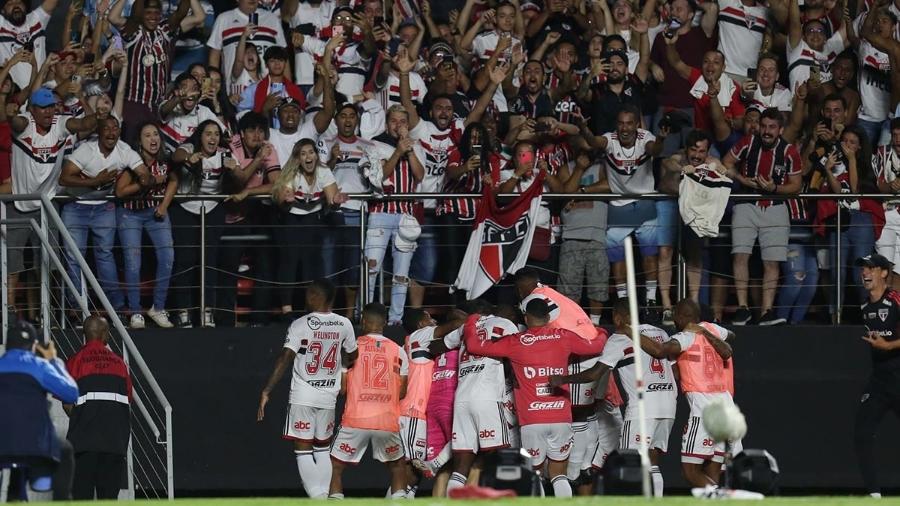 Jogadores do São Paulo comemoram gol sobre o Palmeiras próximo à torcida no Morumbi - Paulo Pinto/São Paulo FC