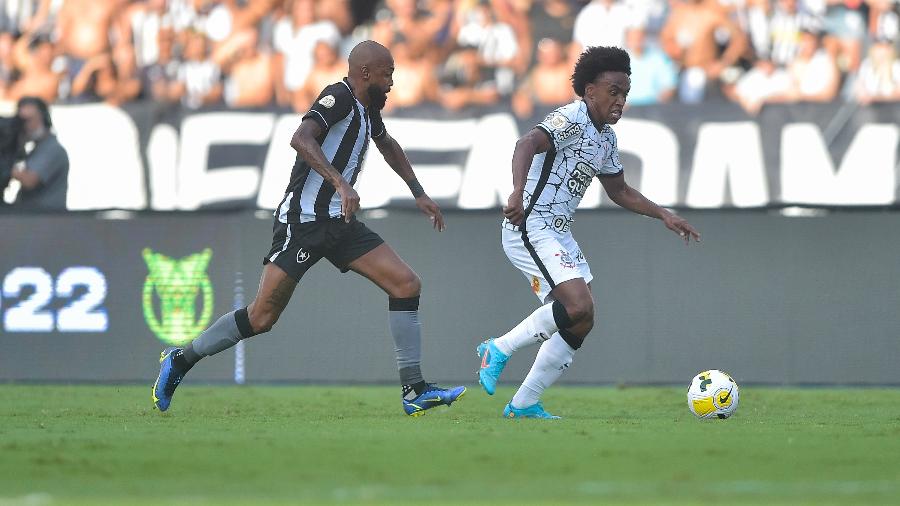  Willian, jogador do Corinthians, durante partida contra o Botafogo no  Engenhao pelo campeonato Brasileiro A 2022.  - Thiago Ribeiro/AGIF