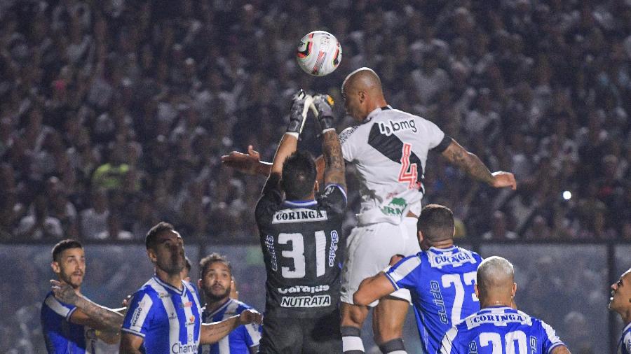 Anderson Conceição cabeceia a bola em confronto contra o CSA - WALLACE TEIXEIRA/FUTURA PRESS/ESTADÃO CONTEÚDO
