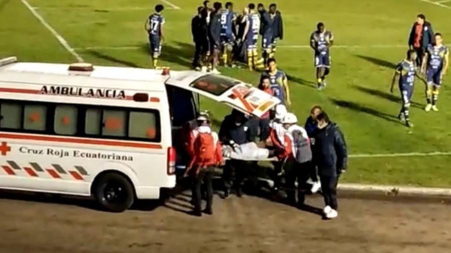 Goleiro David Cabezas, do El Nacional, deixa campo de ambulância após desmaiar duas vezes - @LaRedEcuador