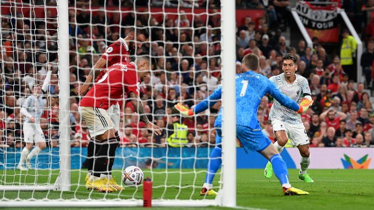 Lisandro Martinez evitou gol contra de Bruno Fernandes em Manchester United x Liverpool - Michael Regan/Getty Images - Michael Regan/Getty Images