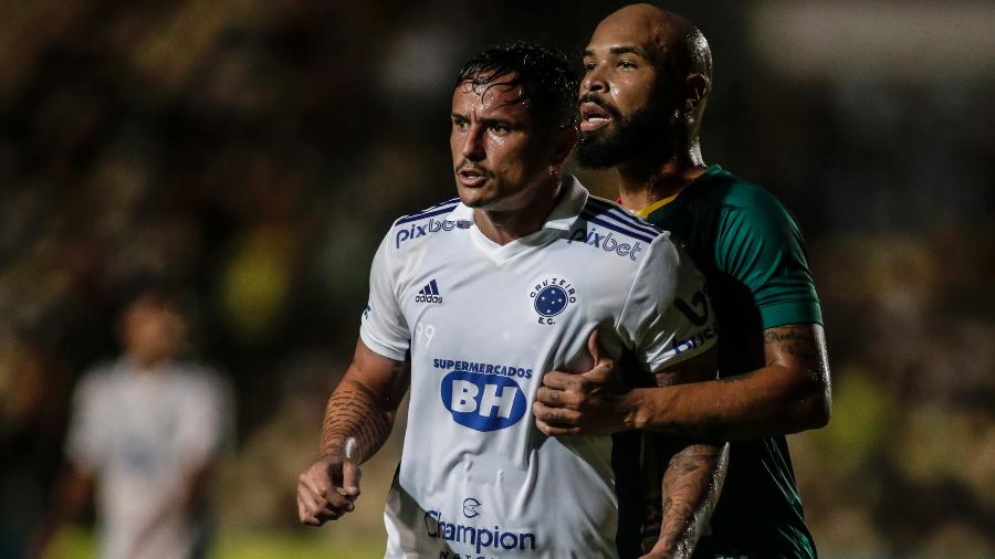 Edu, do Cruzeiro, disputa bola na partida contra o Sampaio Corrêa, pela Série B - Thomas Santos/Cruzeiro