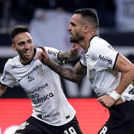 Renato Augusto e Mosquito celebram gol marcado pelo Corinthians no duelo contra o Fluminense, válido pela semifinal da Copa do Brasil - Alexandre Schneider/Getty Images