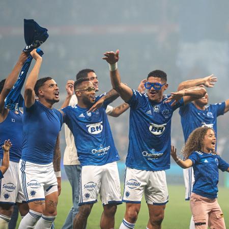 Jogadores do Cruzeiro comemoram volta à Série A do Brasileirão - Alessandra Torres/AGIF