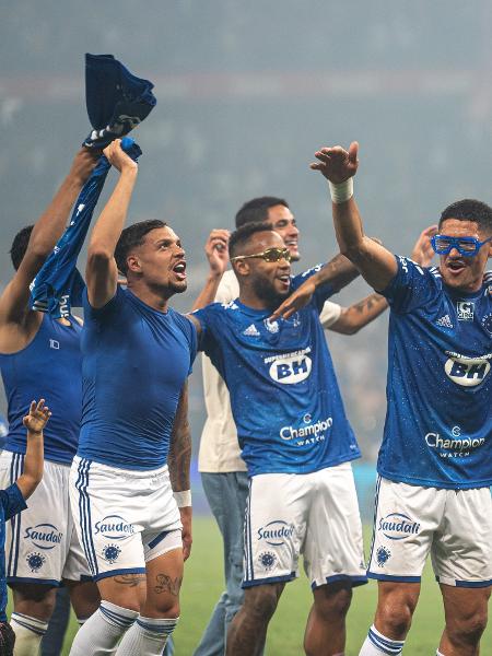 Jogadores do Cruzeiro comemoram volta à Série A em jogo que bateu recorde da Série B no Ibope da TV paga - Alessandra Torres/AGIF