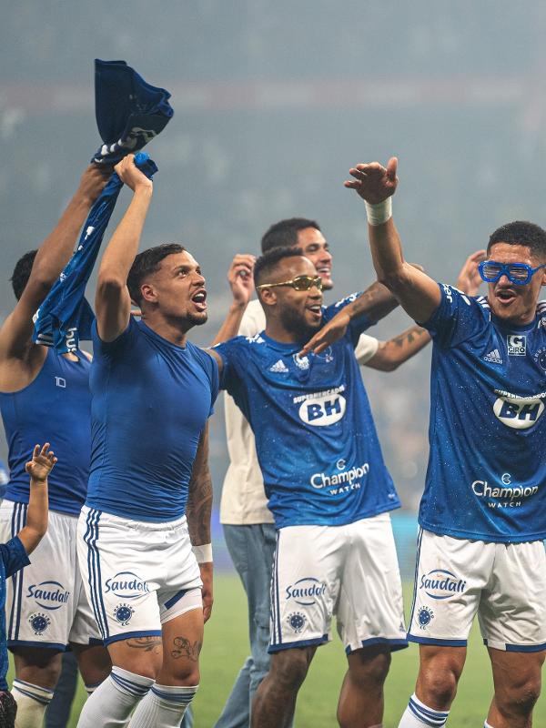 Jogadores do Cruzeiro comemoram volta à Série A do Brasileirão