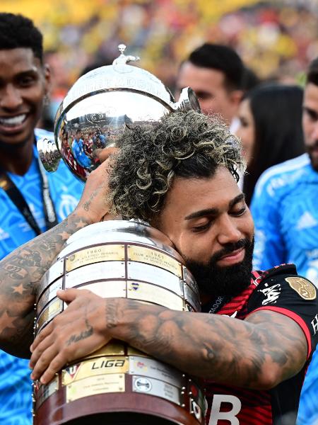 Gabigol, do Flamengo, com a taça da Copa Libertadores 2022 - RODRIGO BUENDIA / AFP