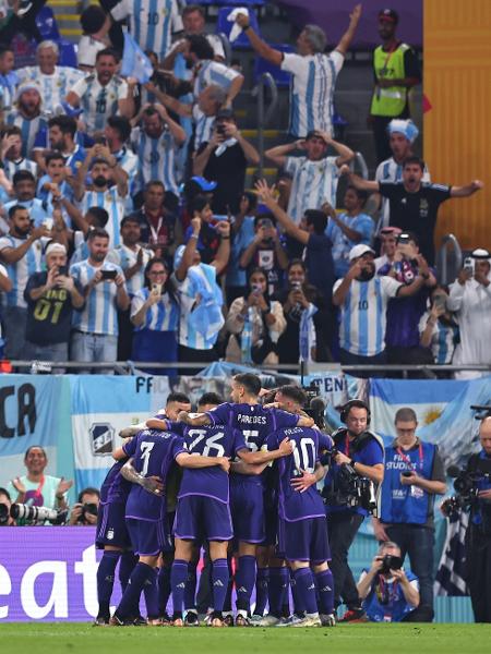 Jogadores da Argentina celebram gol de Álvarez, o segundo da vitória contra a Polônia - Robbie Jay Barratt - AMA/Getty Images
