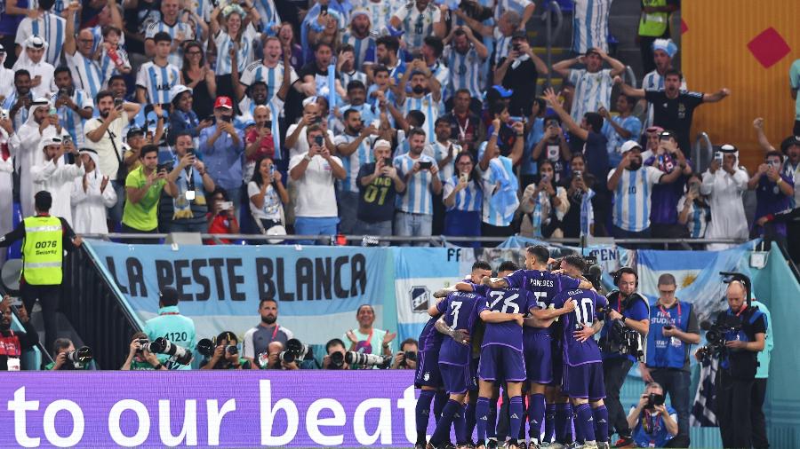 Jogadores da Argentina celebram gol de Álvarez contra a Polônia, pela Copa do Mundo do Qatar - Robbie Jay Barratt - AMA/Getty Images