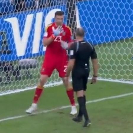 Dibu Martínez, goleiro da Argentina, cospe nas luvas antes de decisão por pênaltis contra a Holanda - Reprodução/Twitter @nocontextfooty