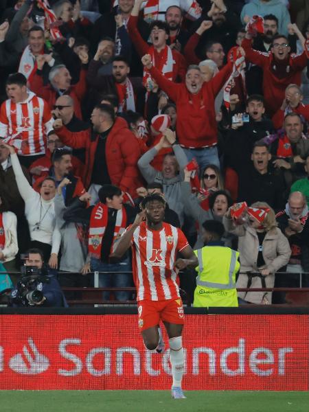 El Bilal Touré comemora gol pelo Almería contra o Barcelona - Jon Nazca/REUTERS