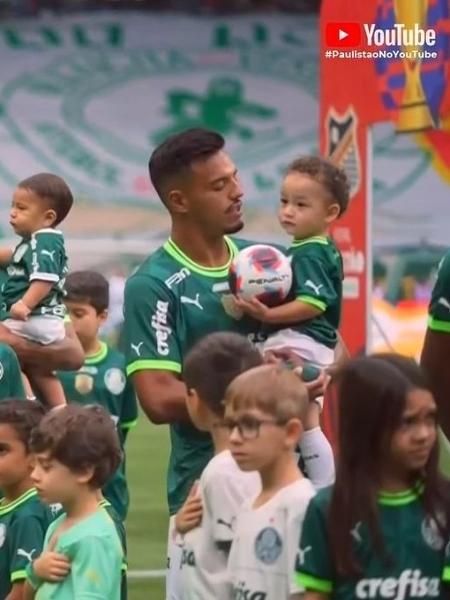 Gabriel Menino com Cris, filho de Fred do Desimpedidos, no colo - Reprodução