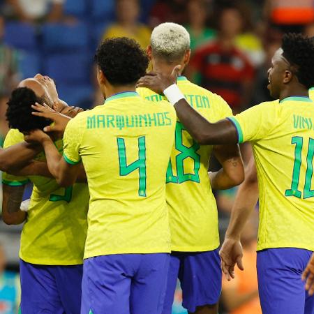 Seleção brasileira vence primeiro amistoso no ginásio  Nélio Dias