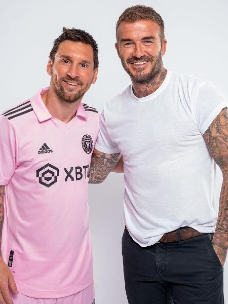 Lionel Messi posa ao lado de David Beckham