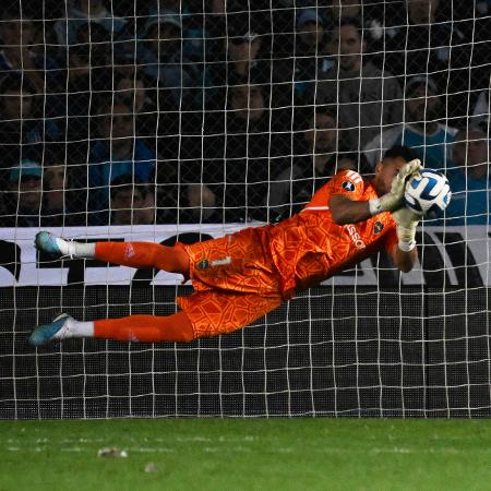 Romero, goleiro do Boca Juniors, defendeu duas cobranças na disputa de pênaltis contra o Racing, pela Libertadores