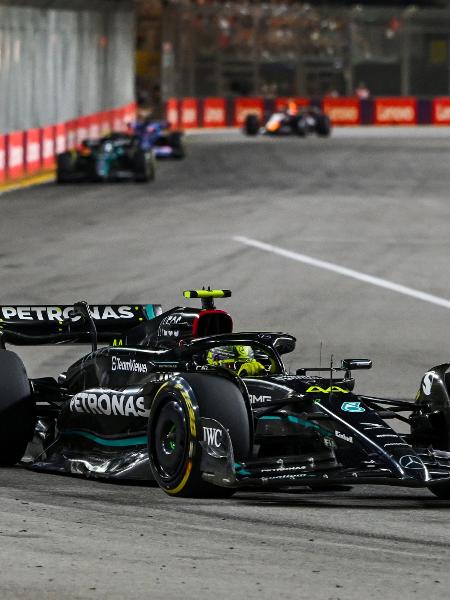Lewis Hamilton competindo durante o GP de Singapura